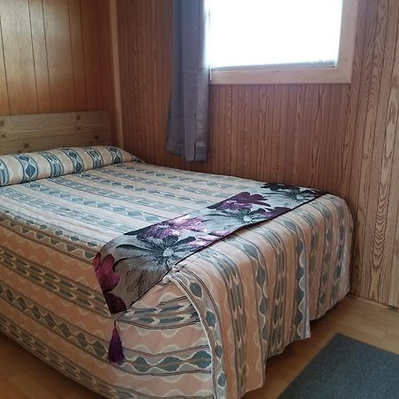 Blue Spruces Cottages Hampton Экстерьер фото