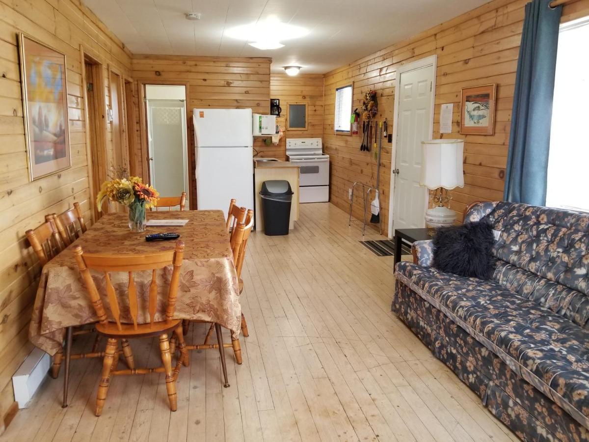 Blue Spruces Cottages Hampton Экстерьер фото