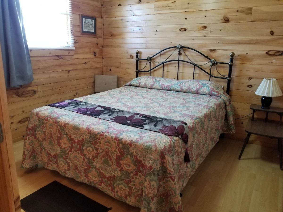 Blue Spruces Cottages Hampton Экстерьер фото