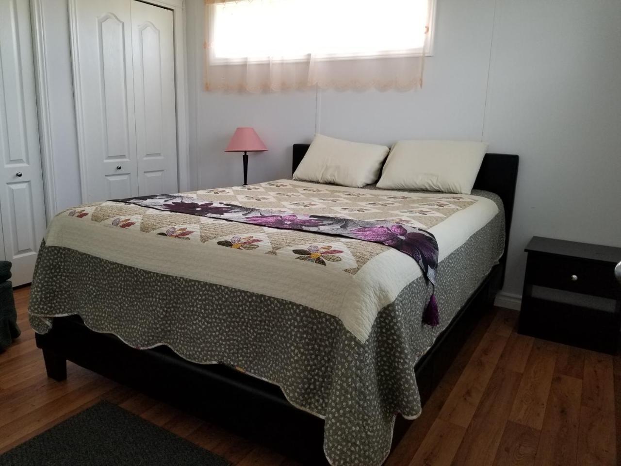 Blue Spruces Cottages Hampton Экстерьер фото