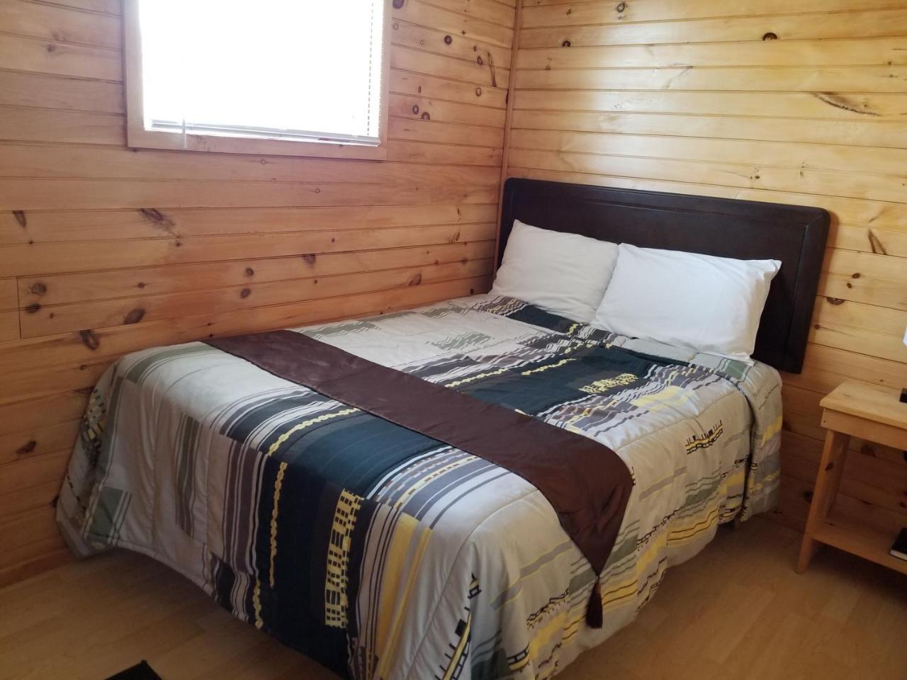 Blue Spruces Cottages Hampton Экстерьер фото