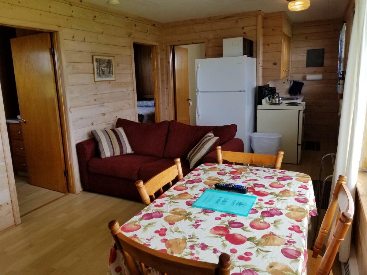 Blue Spruces Cottages Hampton Экстерьер фото