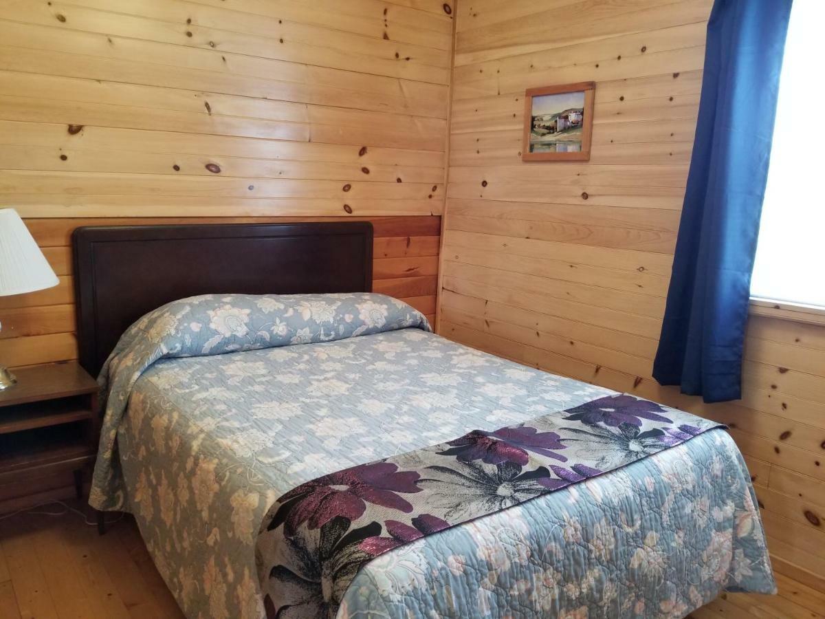 Blue Spruces Cottages Hampton Экстерьер фото