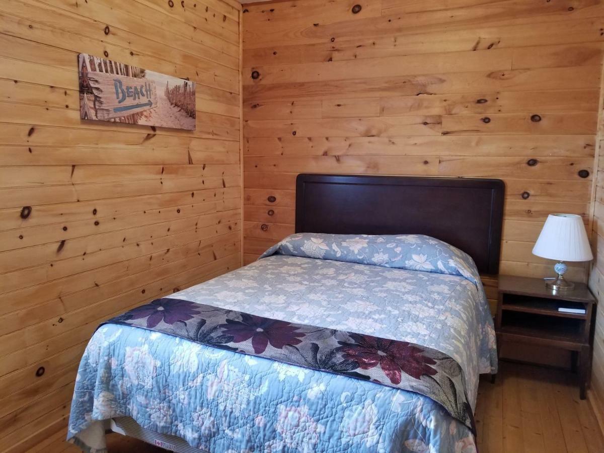 Blue Spruces Cottages Hampton Экстерьер фото