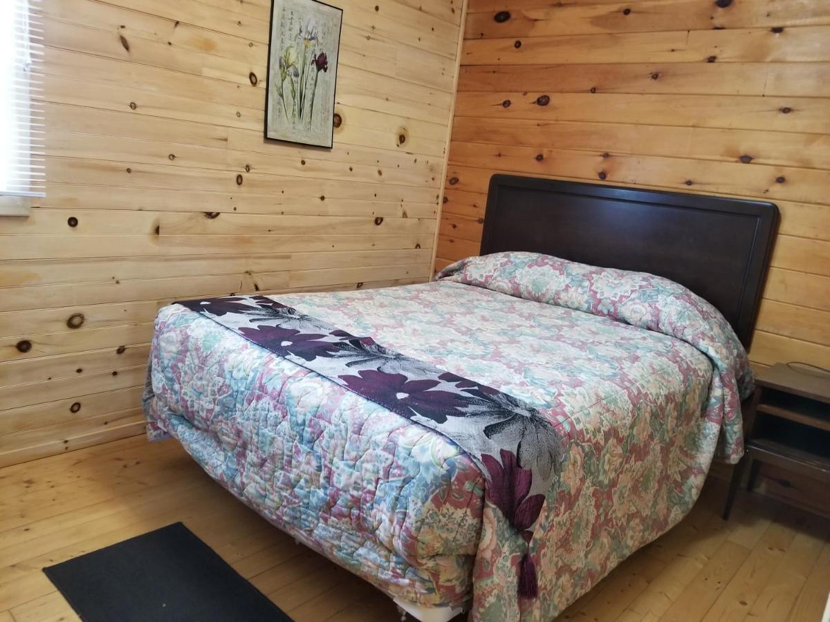 Blue Spruces Cottages Hampton Экстерьер фото